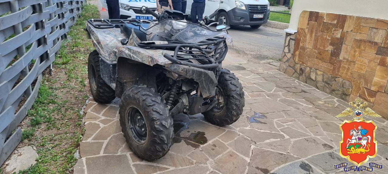 Мужчина на квадроцикле врезался в ворота в Подмосковье и погиб