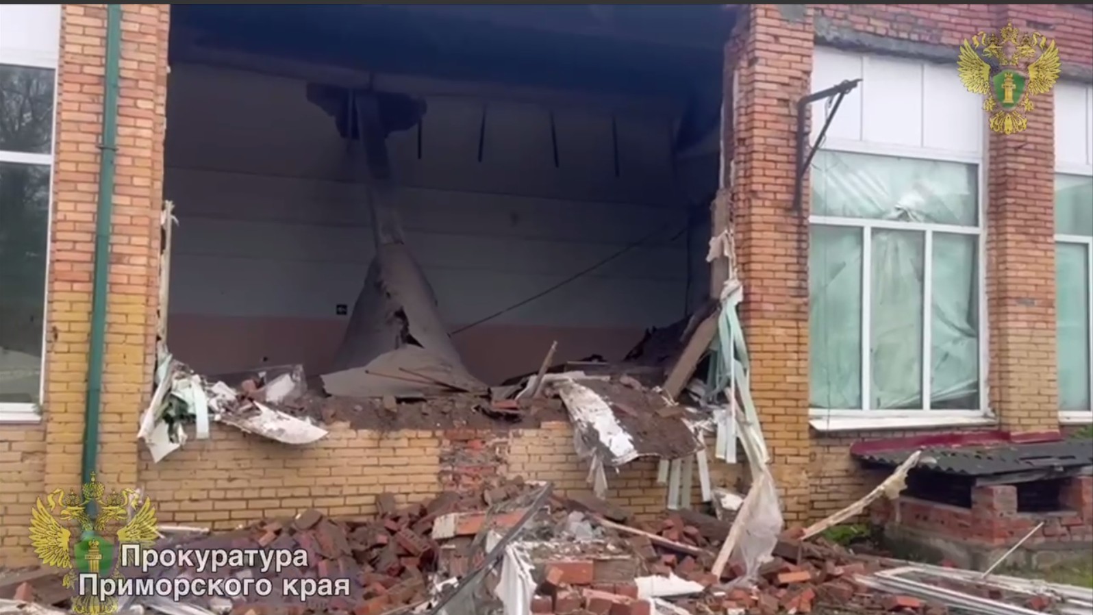 Потолок и часть стены рухнули в приморской школе