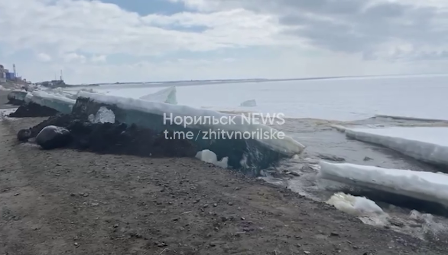 В Дудинке тронулся лед