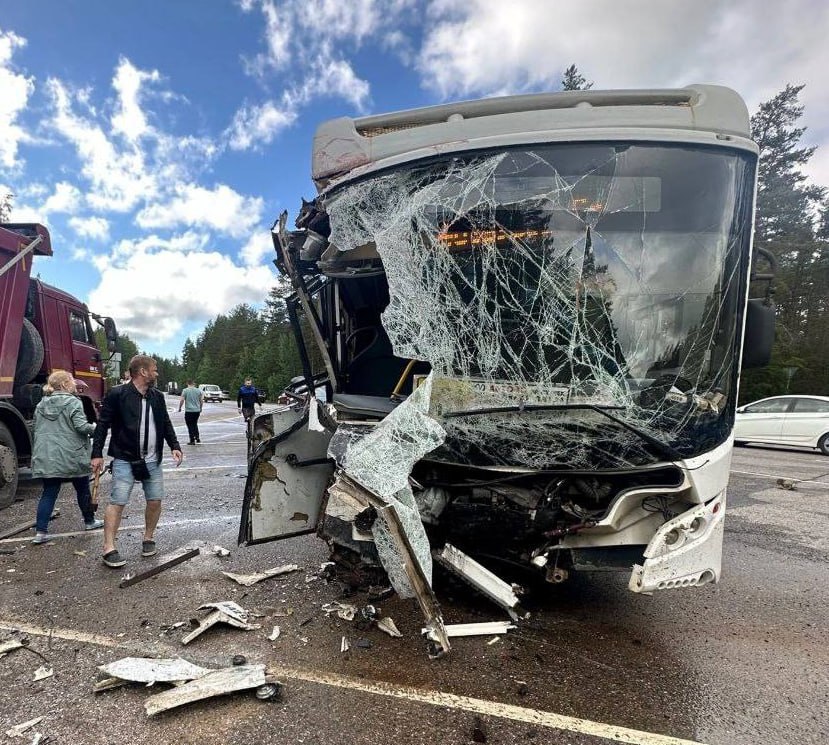 Около 10 человек пострадали при столкновении автобуса с "КамАЗом" в Ленобласти