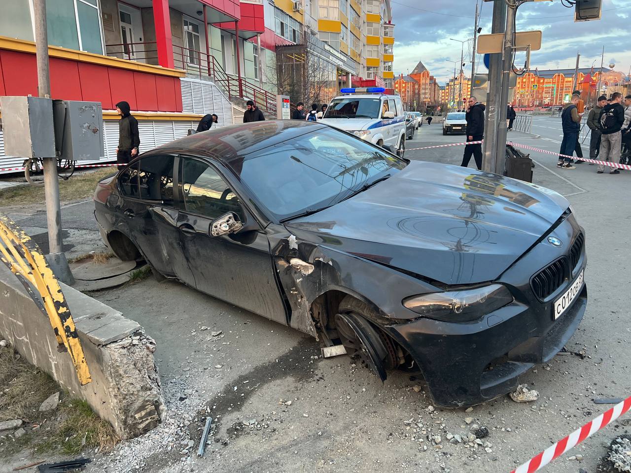 В центре Салехарда произошла жесткая авария с пострадавшим