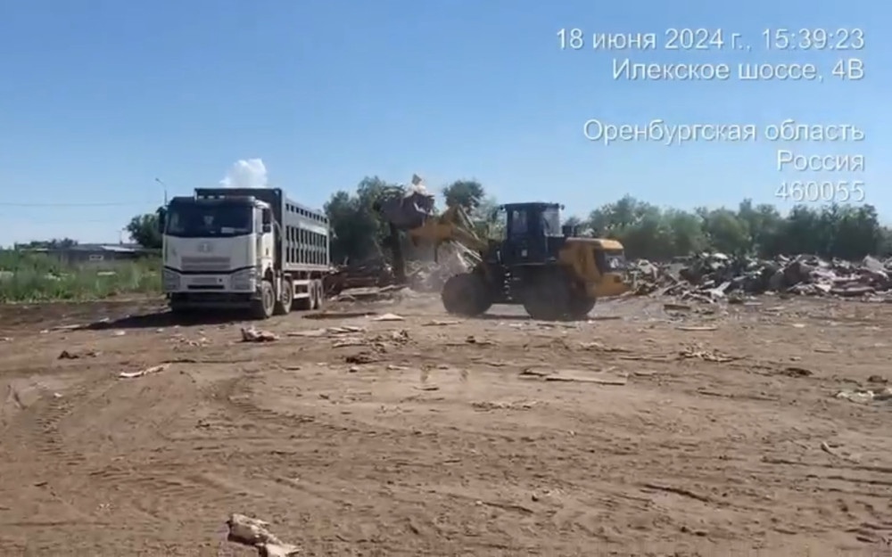 В Оренбурге продолжают вывозить мусор с подтопленных территорий