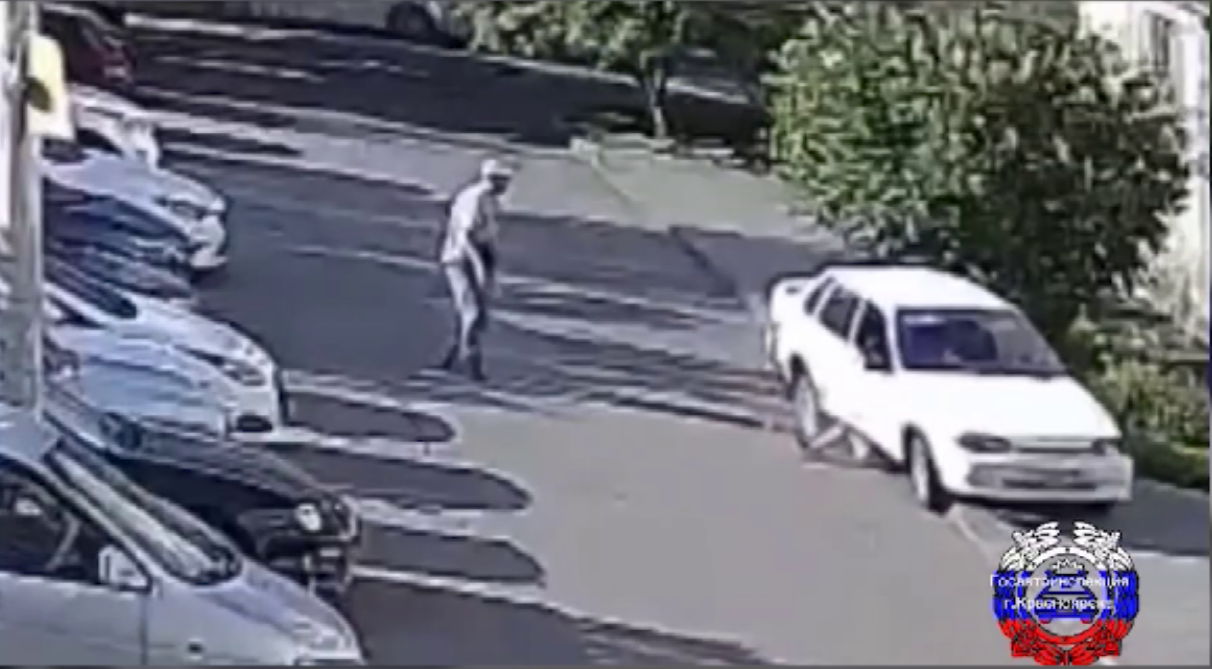 В одном из дворов Красноярска под колеса автомобиля попал подросток
