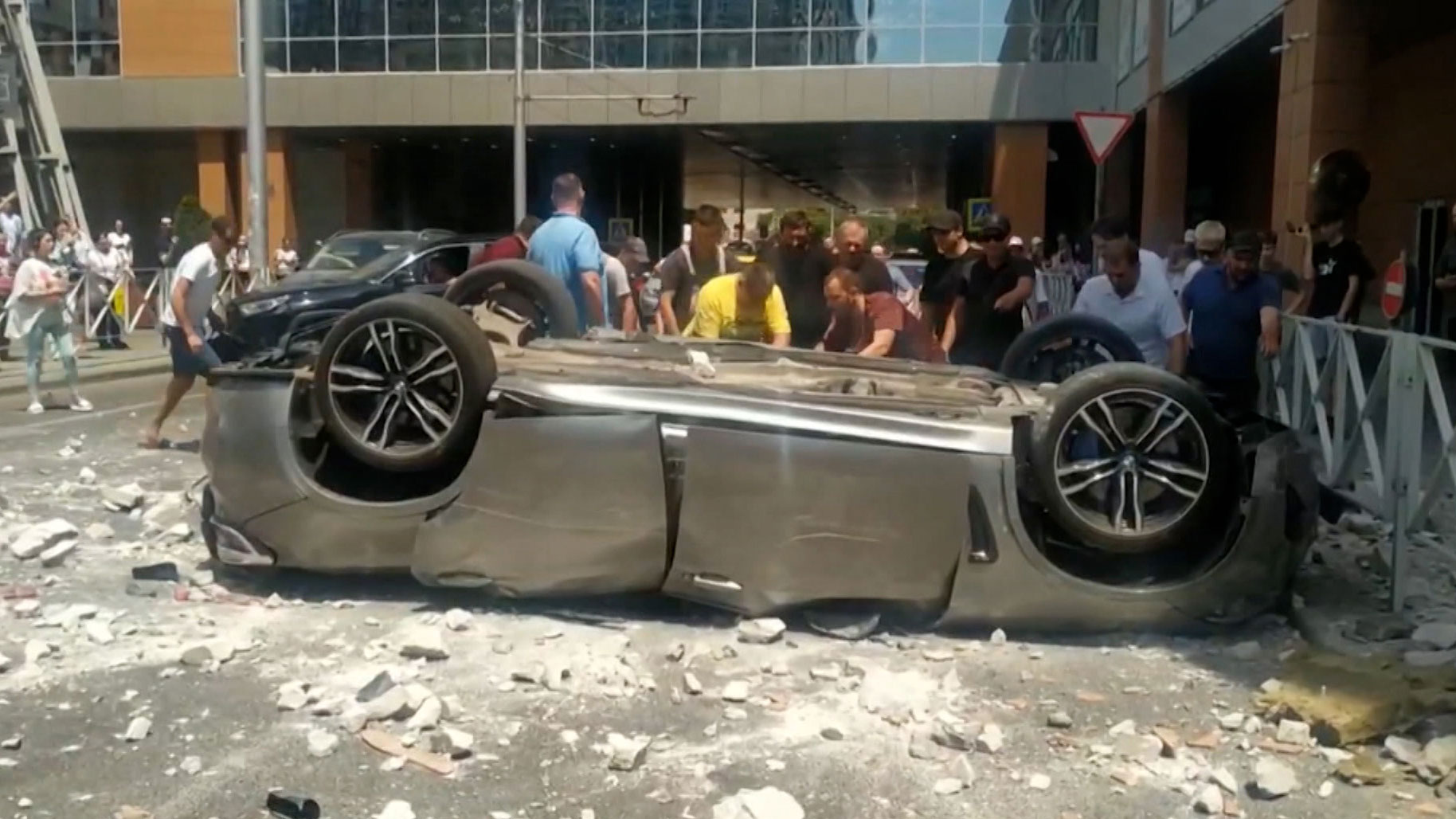 Пара, погибшая в BMW на парковке в Краснодаре, могла поссориться из-за отцовства