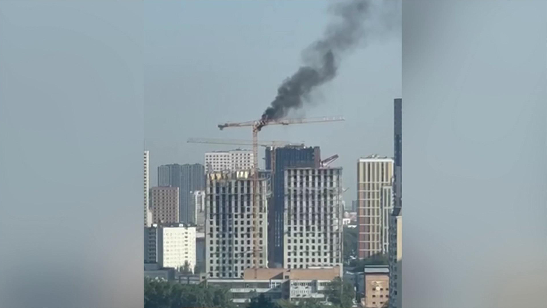Кабина башенного крана загорелась на севере Москвы
