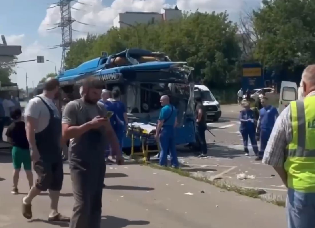 При взрыве баллона на крыше автобуса в Москве пострадали два человека