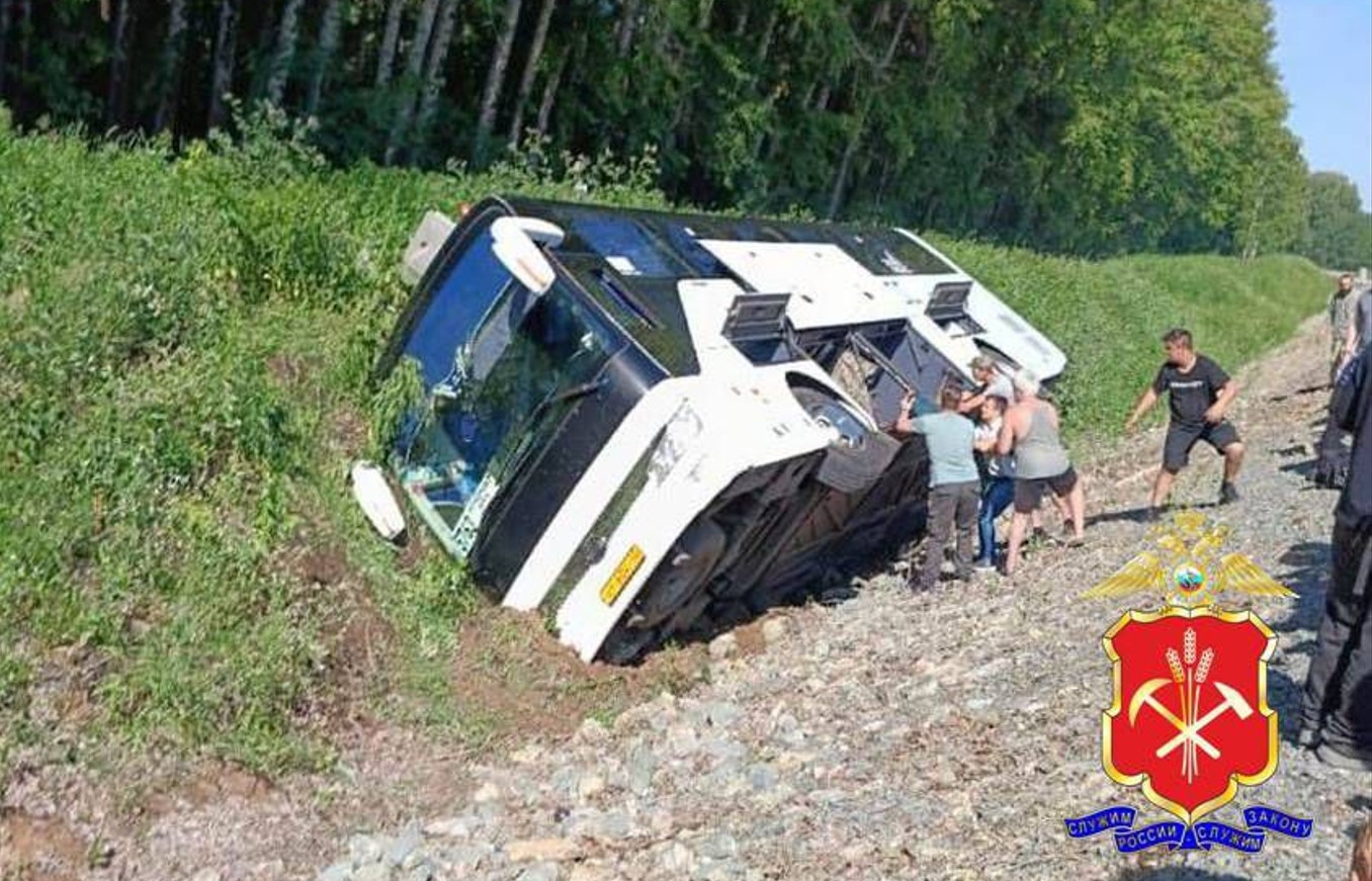 Пьяный водитель опрокинул автобус с людьми на федеральной трассе "Сибирь"