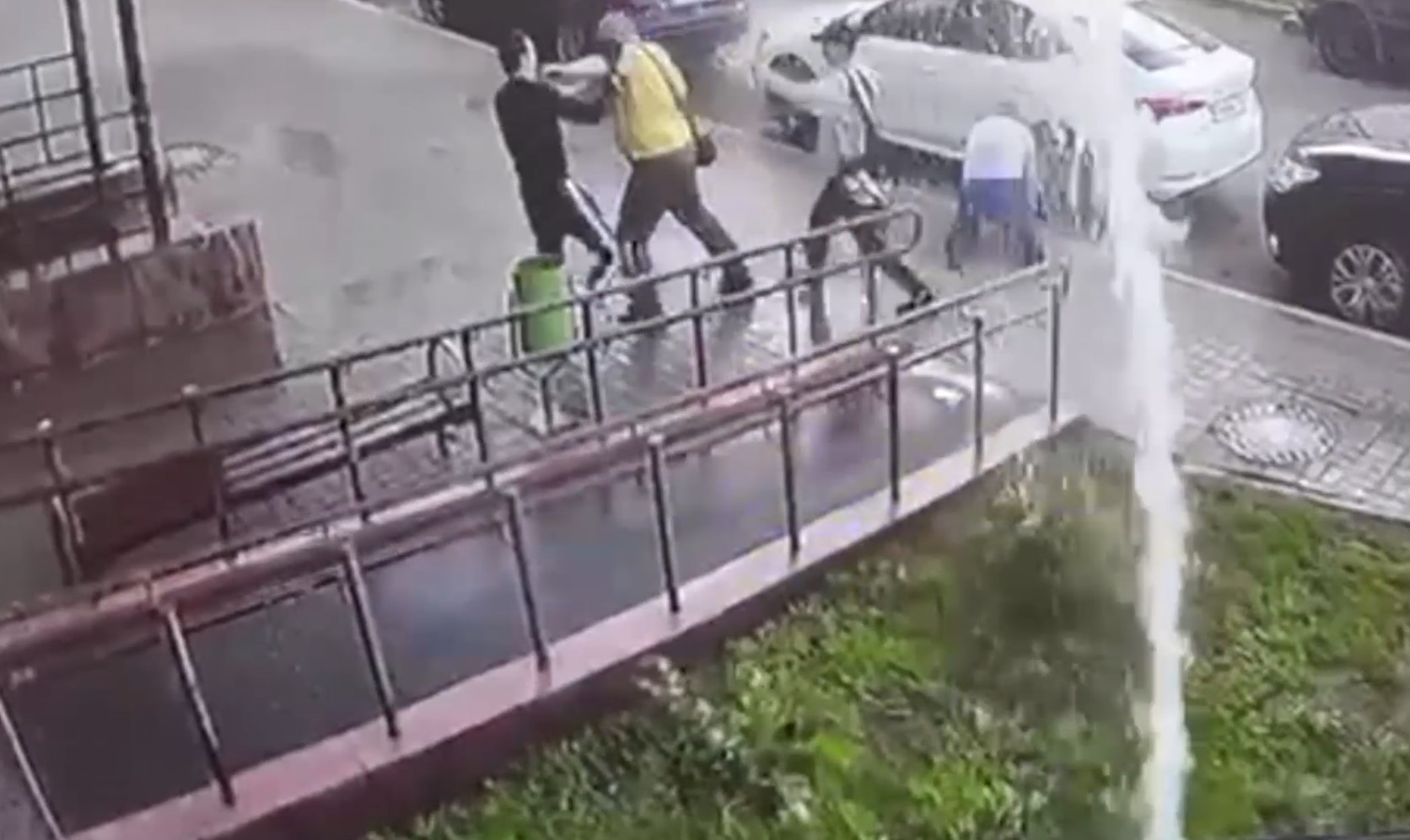 Поливавшие водой прохожих устроили драку с работниками УК в Подмосковье