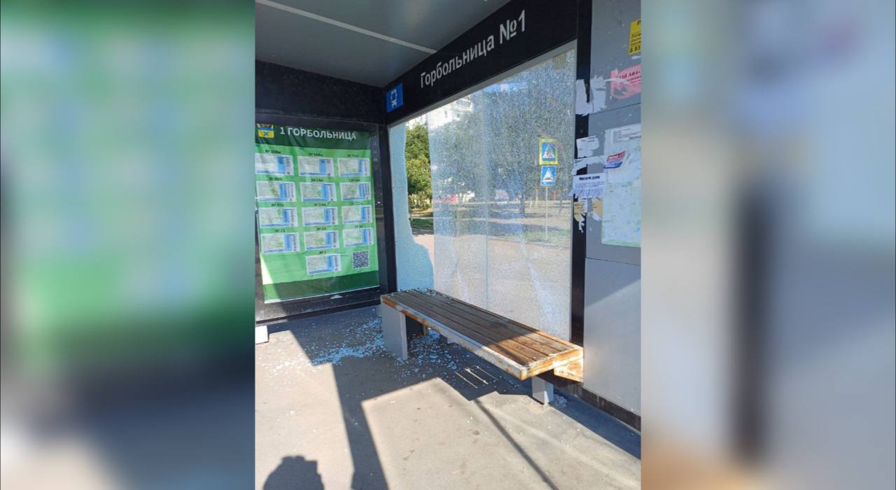Еще одну новую остановку в Оренбурге разбили вандалы