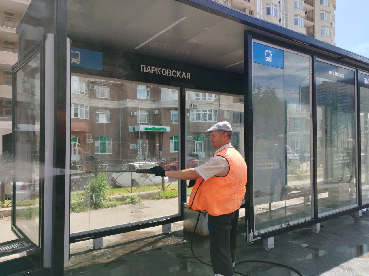 В Оренбурге отмывают остановки общественного транспорта