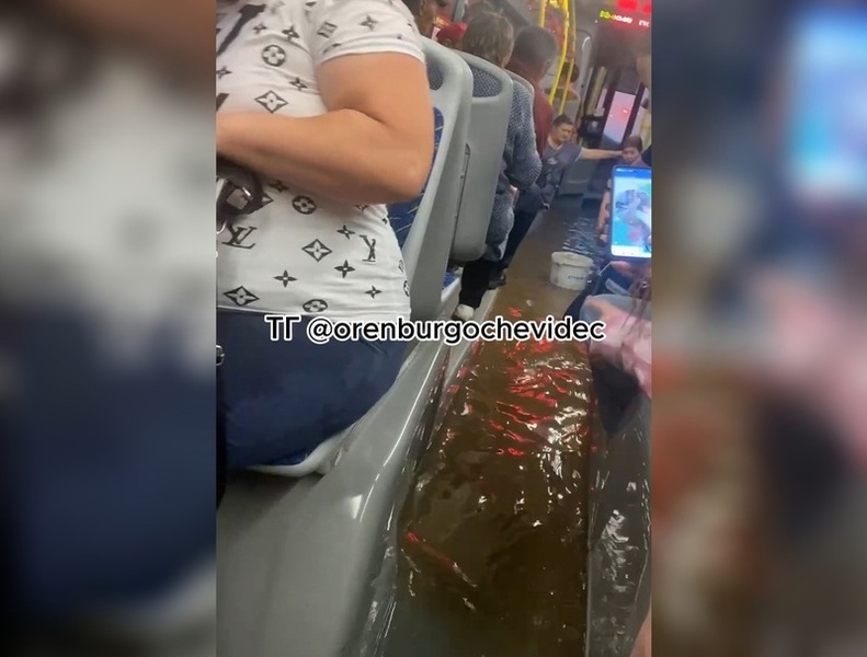 В Оренбурге во время ливня затопило салоны автобусов