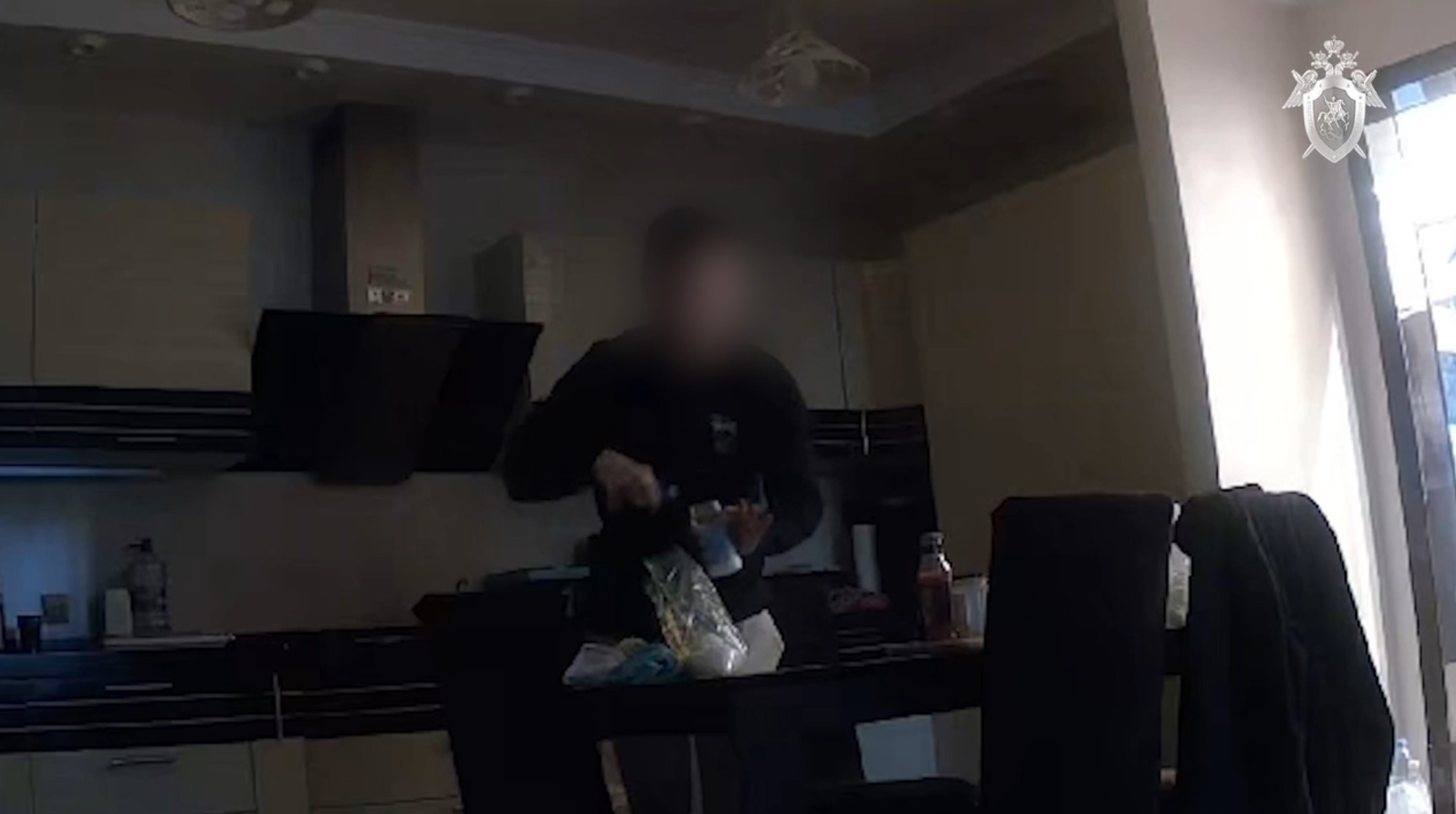 Камера сняла, как житель Балашихи подсыпал яд родителям