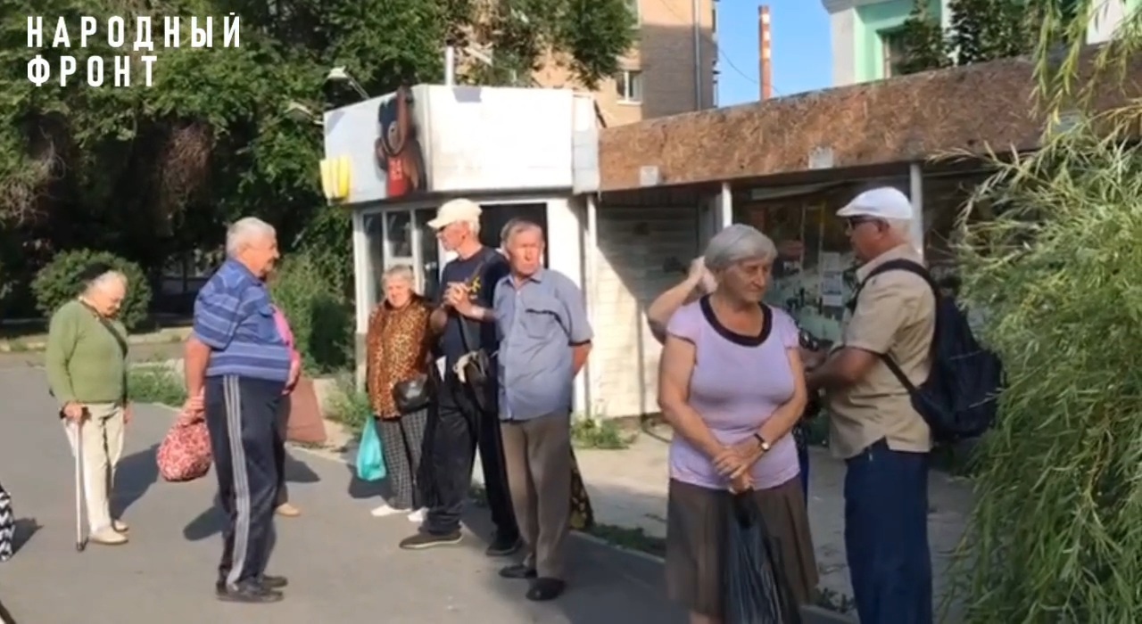 Оренбуржцы пешком добираются до дачных участков из-за отмены автобусов