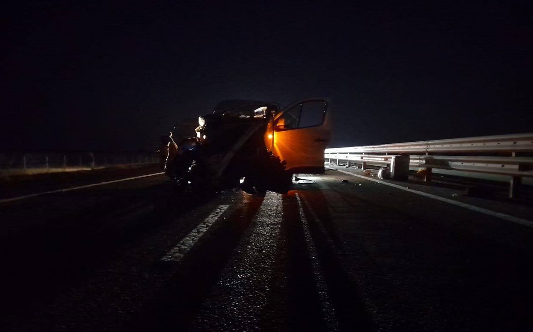 На "Тавриде" в Крыму микроавтобус врезался в сломанную машину, есть погибшие