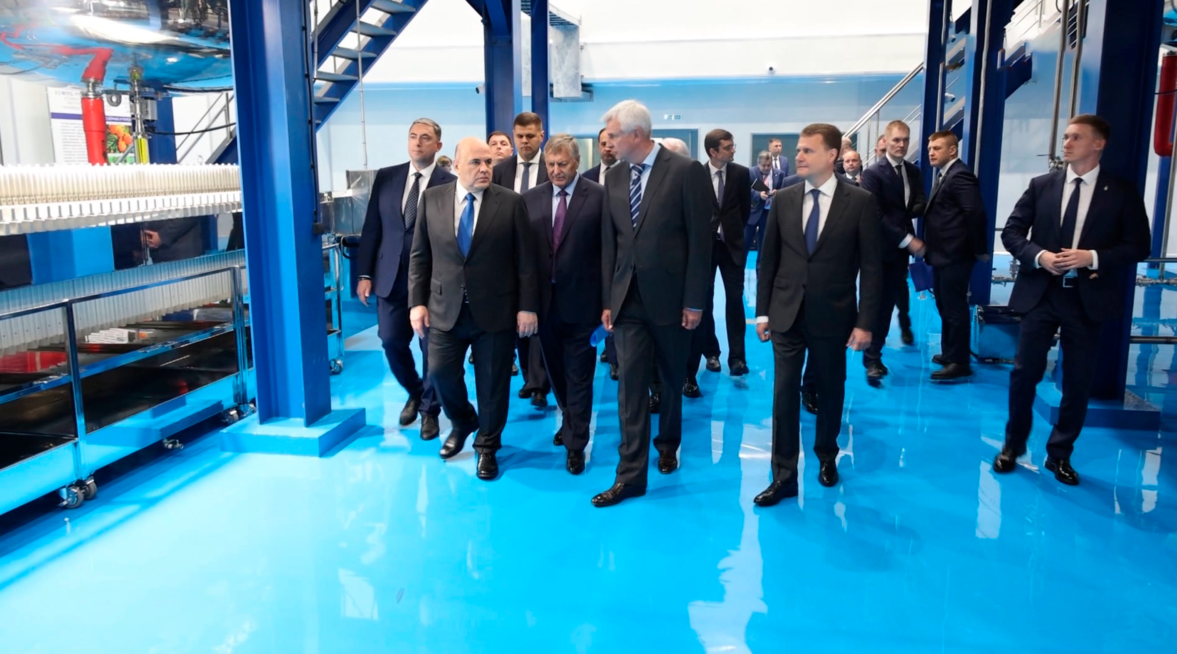 Михаил Мишустин побывал на заводе "Омега-3" и в магаданском рыбном порту