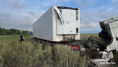 В Илекском районе спасатели вытащили зажатого в кабине фуры человека