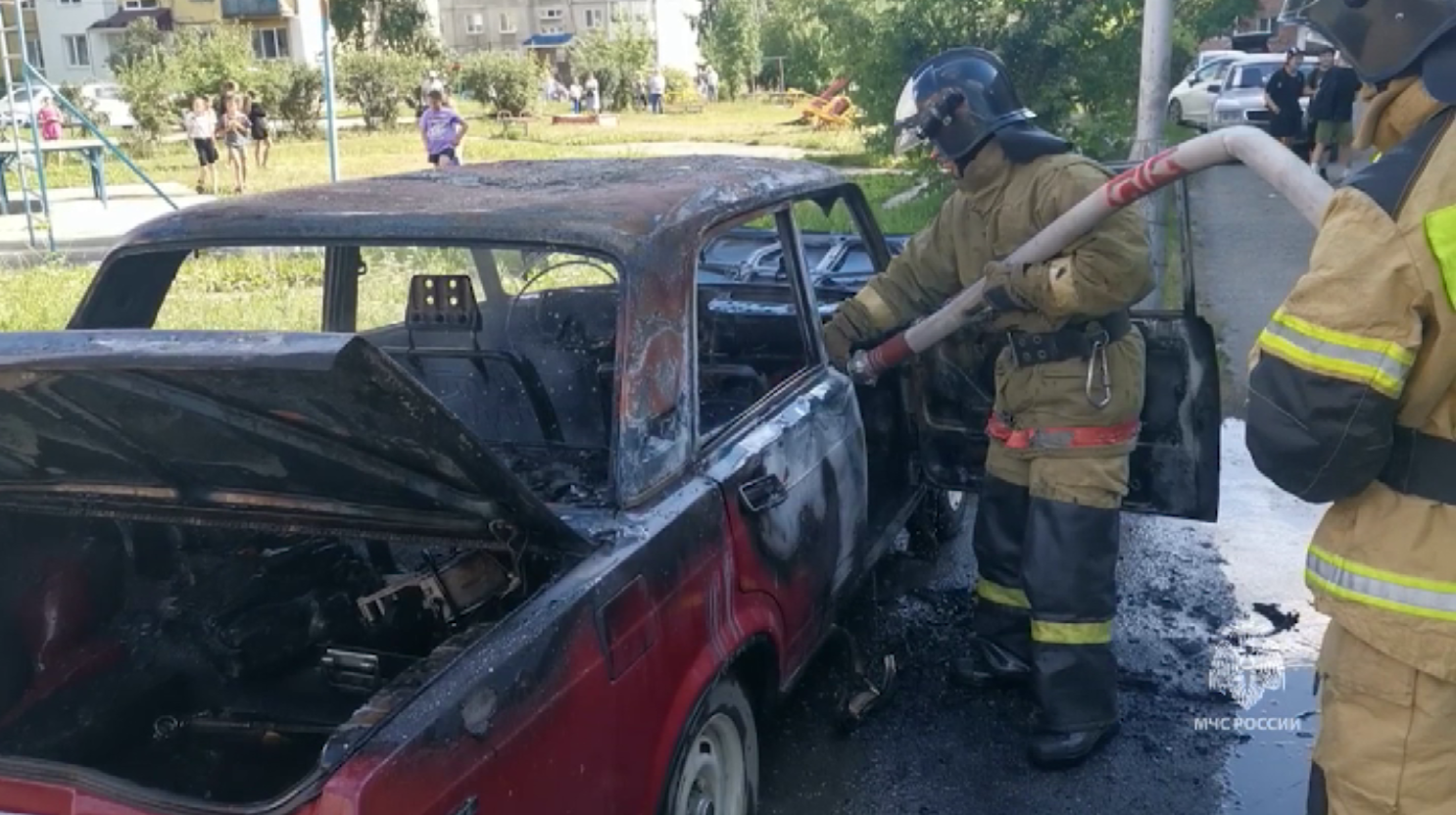 Синим племенем вспыхнули два автомобиля в Назарове