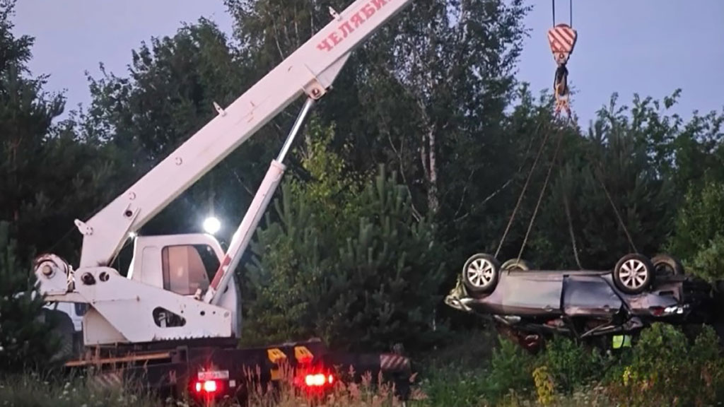 Три человека погибли при падении автомобиля в овраг в Свердловской области