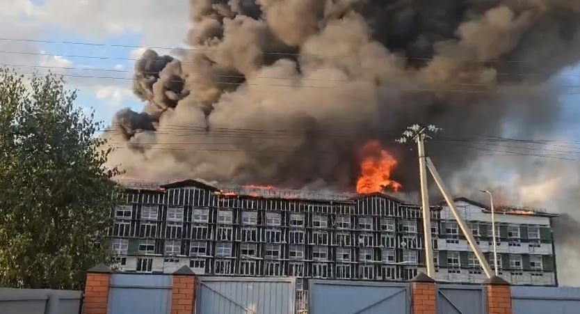 В Тбилисском районе тушат горящую школу