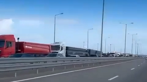 Стояние в пробке на мост в Крым займет четыре часа