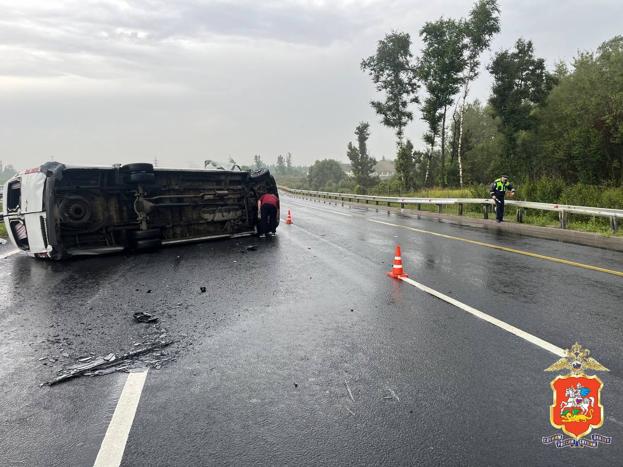 Пять человек пострадали в перевернувшемся микроавтобусе в Подмосковье