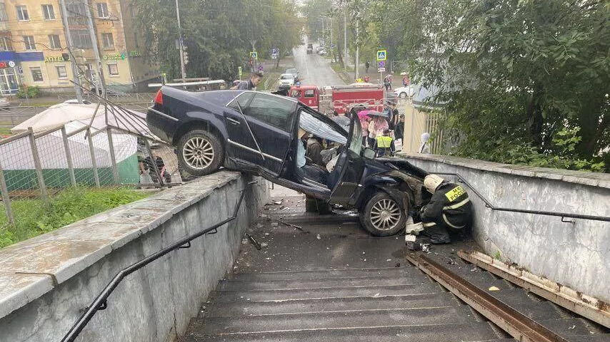 В Перми иномарка въехала в лестницу у торгового центра и перевернулась