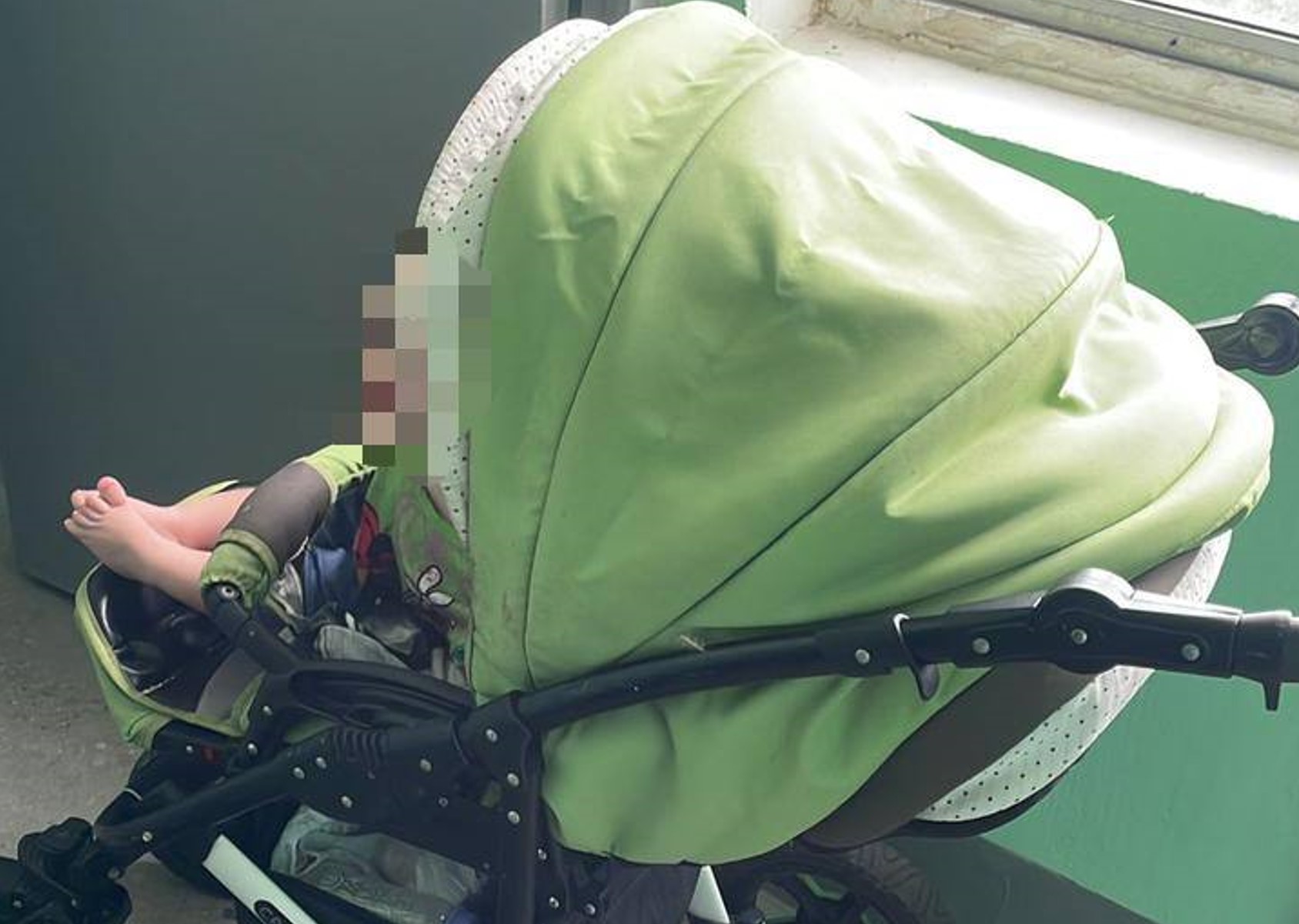Мать бросила малыша в подъезде дома на Бескудниковском бульваре в Москве