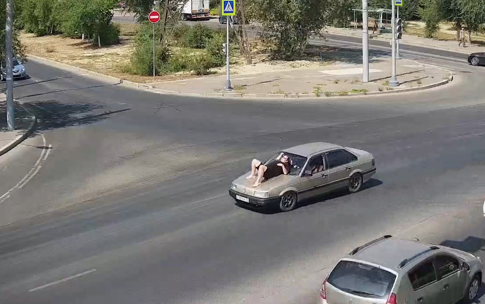 В Волгограде водитель увез прыгнувшую на капот женщину-пешехода
