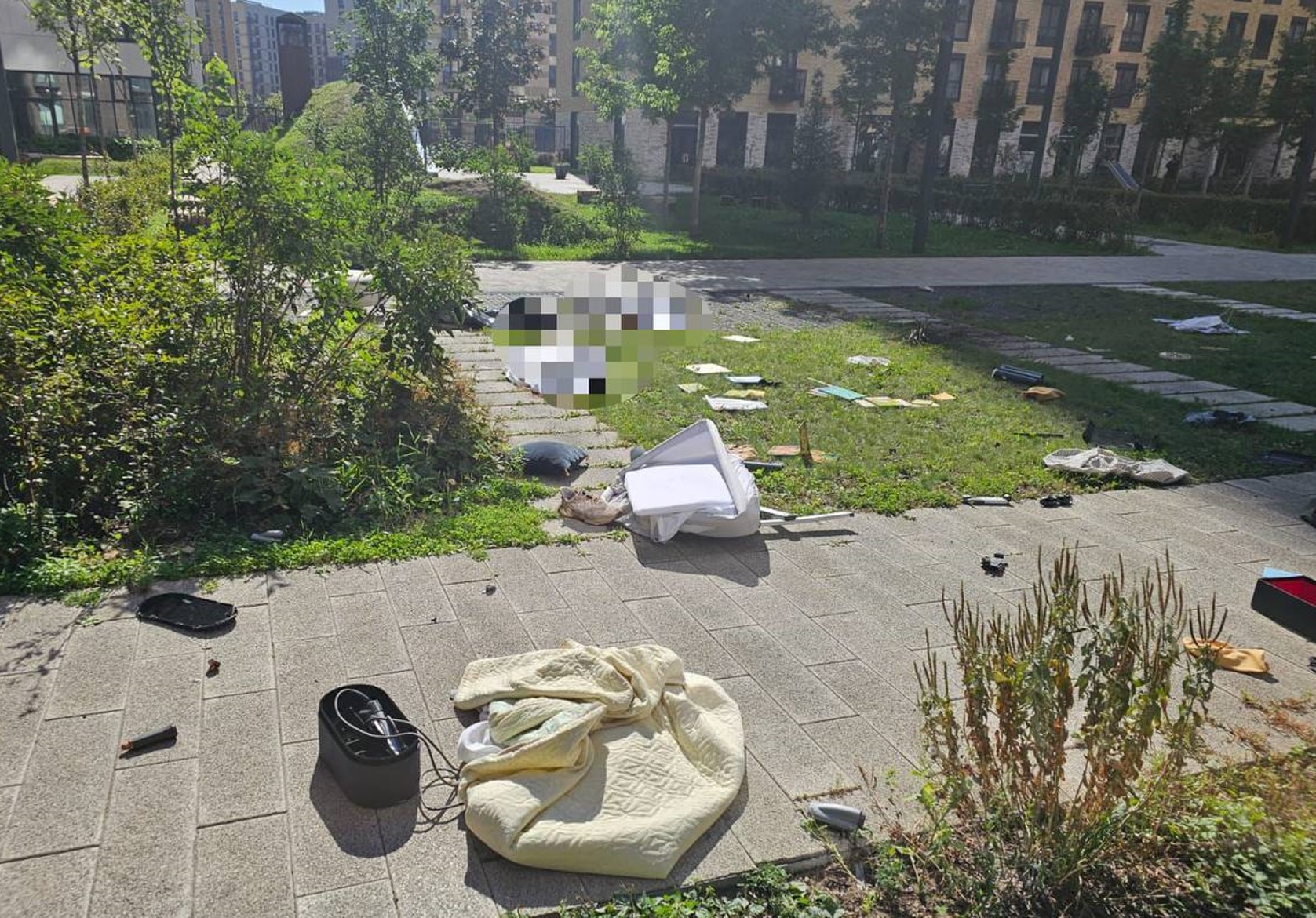 В квартире ЖК в Москве, из которой выпали женщина и ребенок, остается мужчина