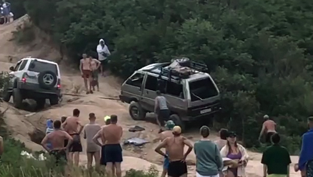 В Приморье опрокинулся автобус с туристами, есть пострадавшие