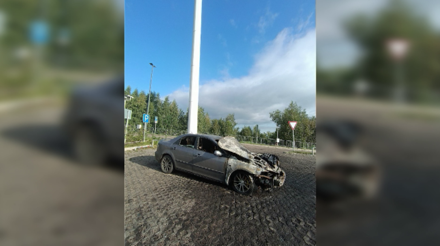 В Красноярске под флагштоком с гигантским флагом сгорел автомобиль