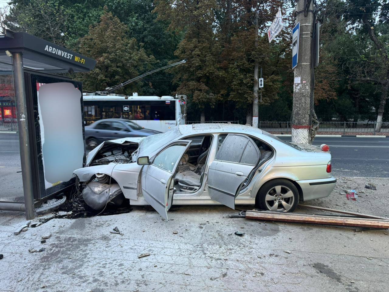 Водитель BMW протаранил остановку в Симферополе