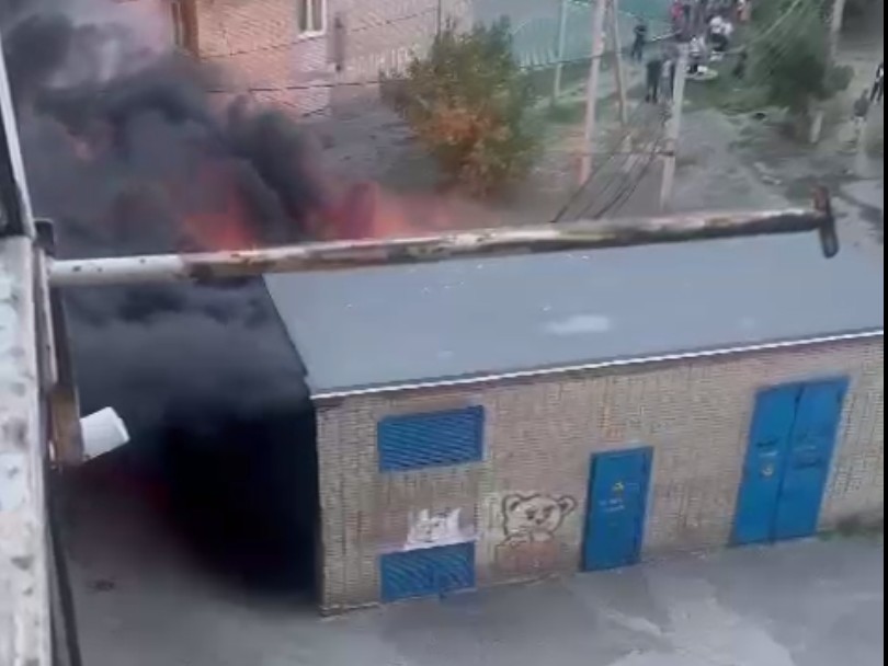 В Ростовской области горит подстанция