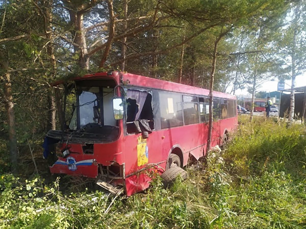 Автобус протаранил десять автомобилей в Кирове
