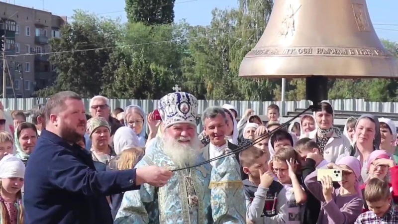 Три колокола подняли на Свято-Троицкий кафедральный собор в Бузулуке