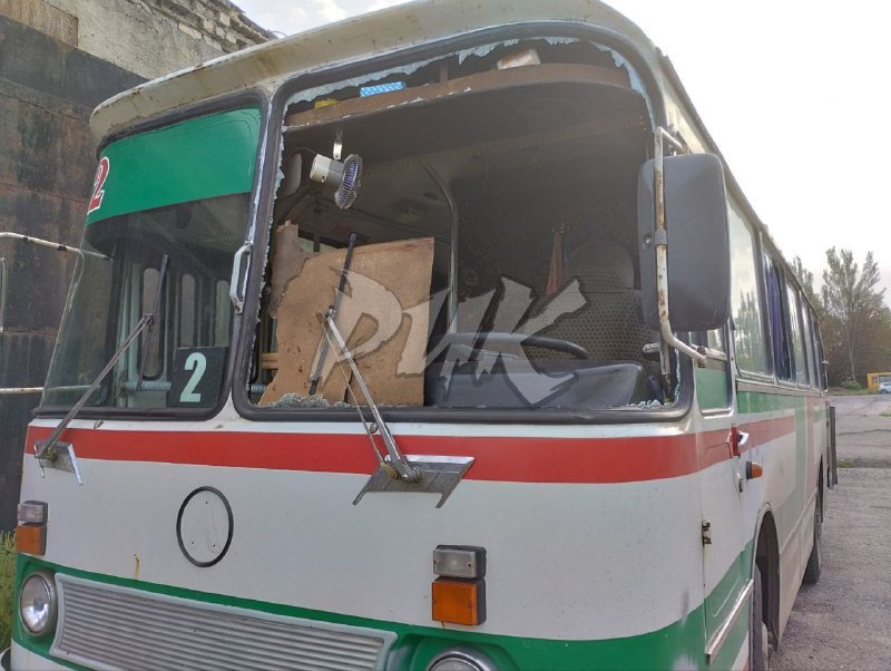 Пассажирский автобус поврежден при атаке беспилотника в Горловке
