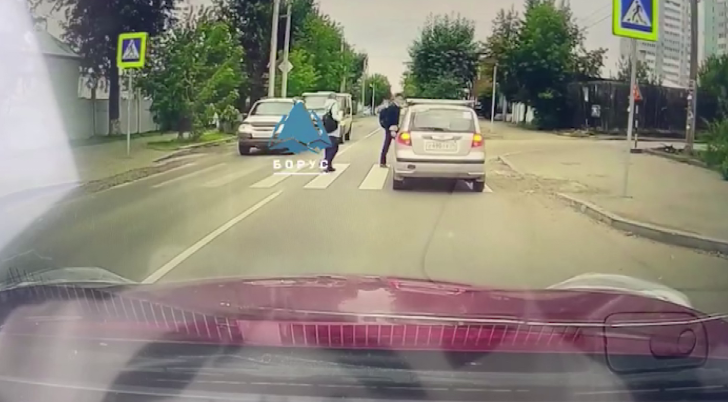 Утром в Красноярске на улице Березина машина наехала на подростка