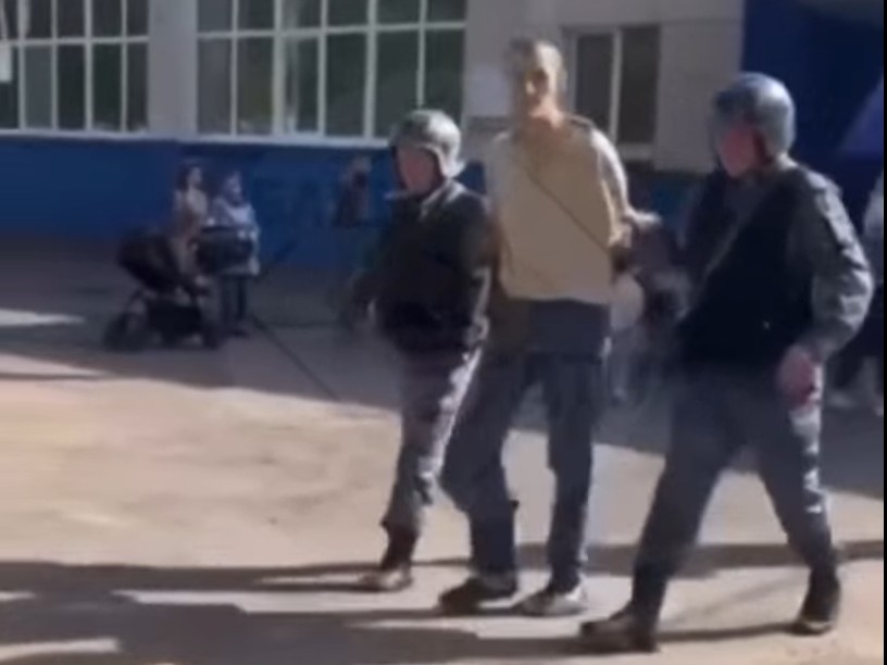 Неадекватный мужчина прорвался через охрану в уфимский лицей
