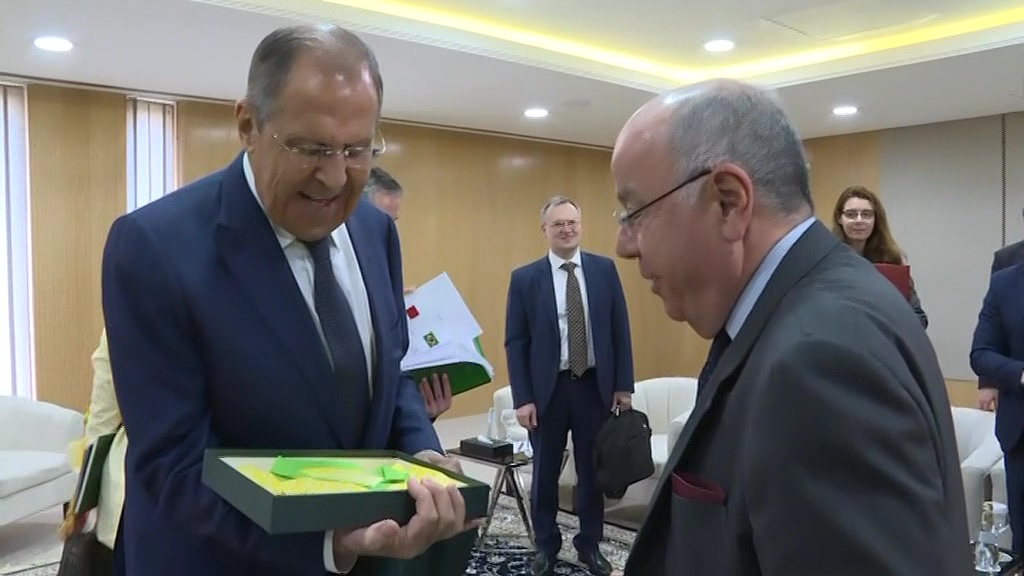 Глава МИД Бразилии Виейра подарил Лаврову футболку Винисиуса Жуниора