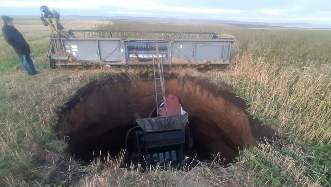 Под Иркутском комбайн провалился в 10-метровую карстовую воронку, водитель погиб