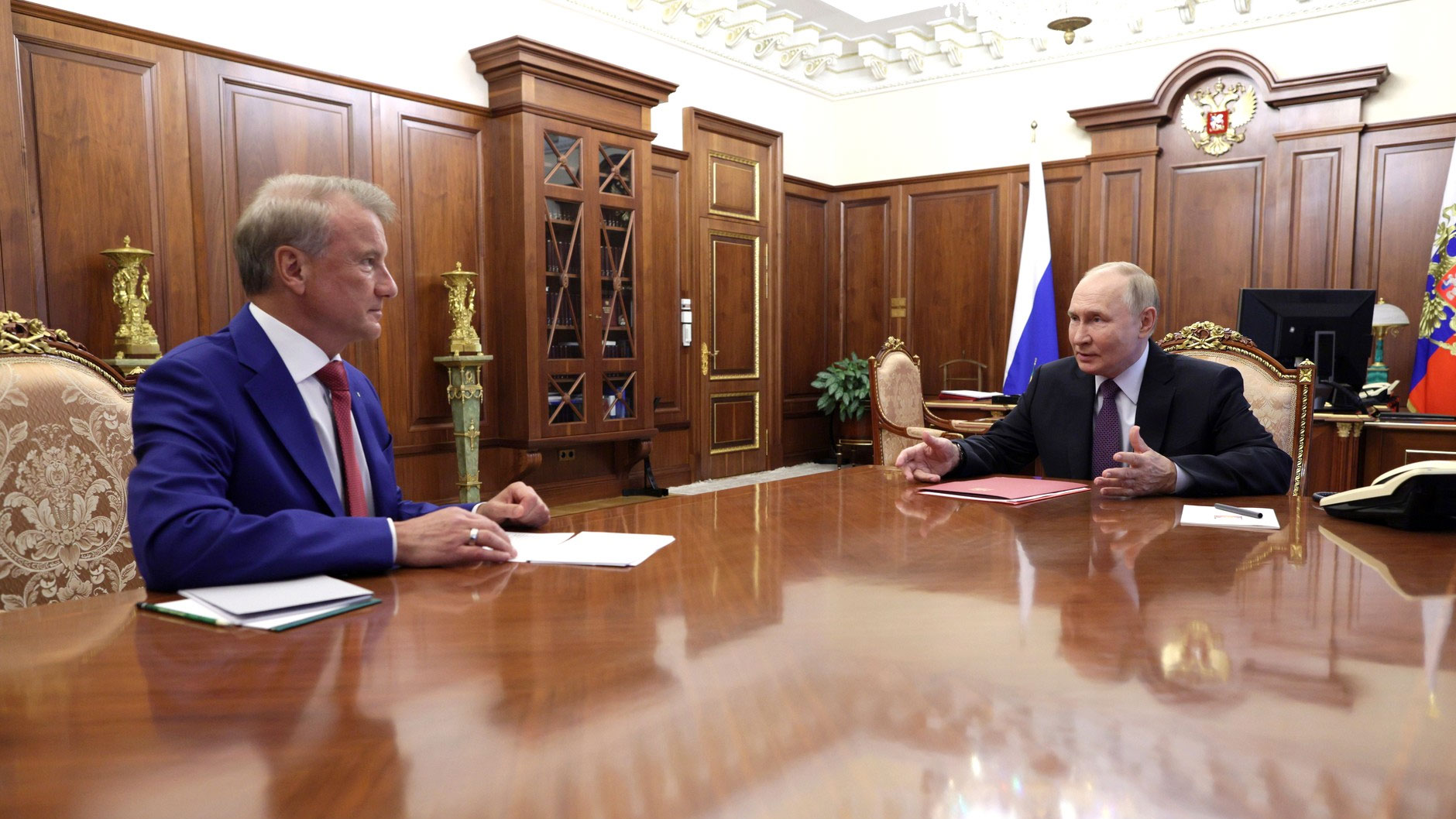 Путин в понедельник встретится с Грефом
