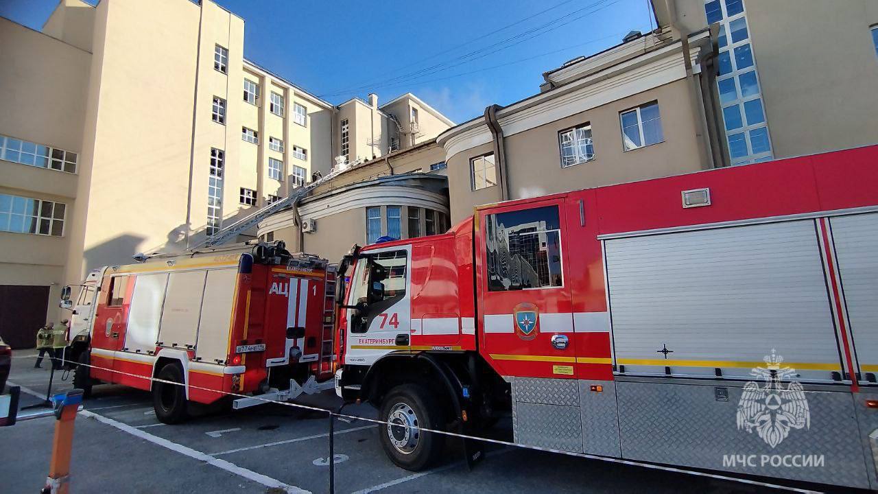 В Екатеринбурге локализовали пожар в Театре музкомедии