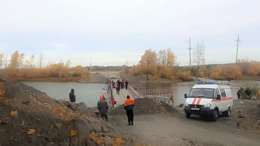 В Красноярском крае с моста в реку упал грузовик, водителя ищут