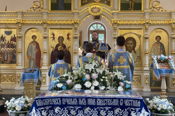 Палехские художники завершили роспись сводов Успенской церкви в Пекине