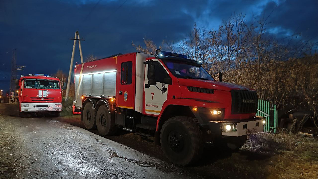 Четверо бездомных погибли при пожаре в заброшенном доме в Красноярске