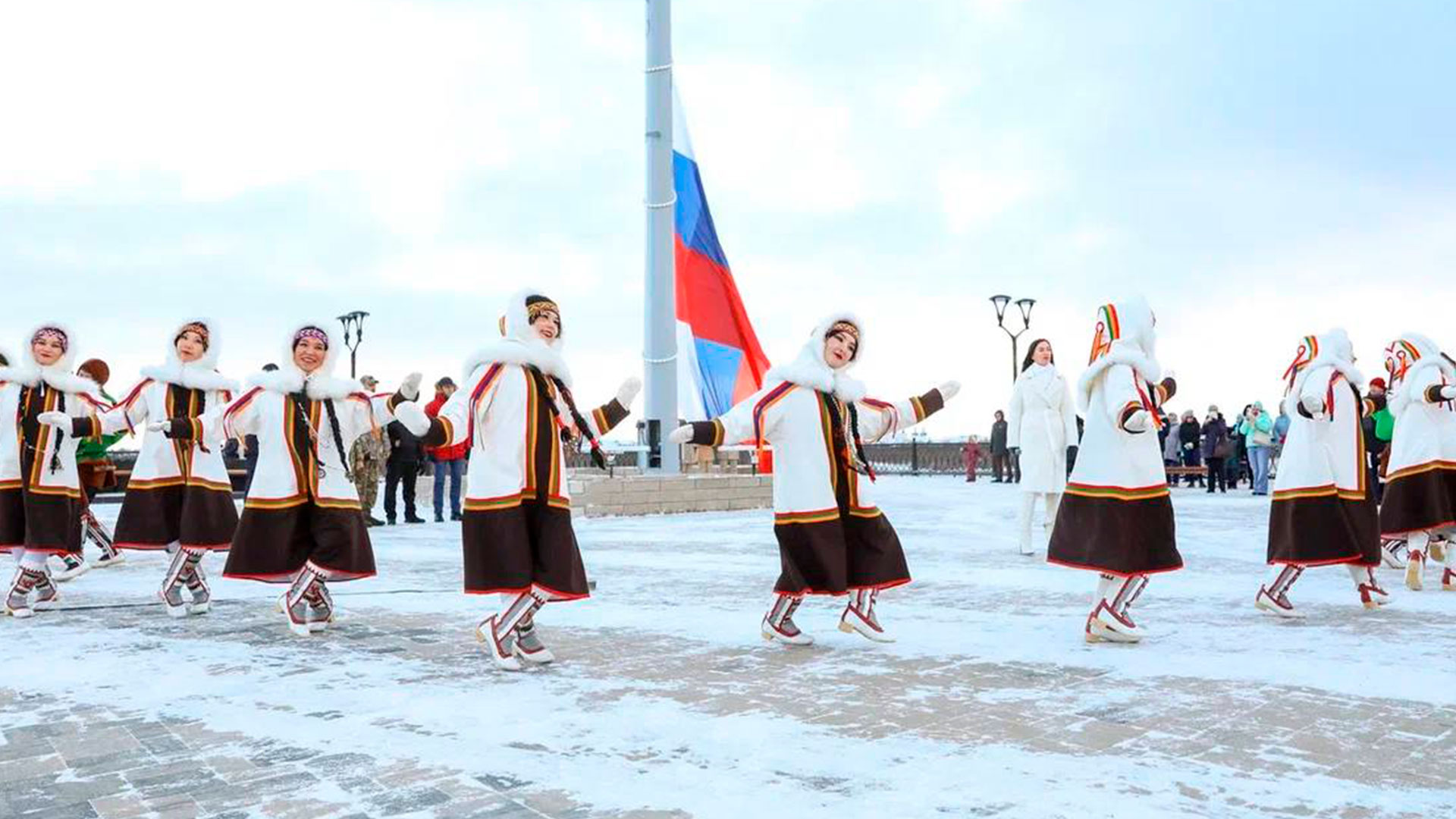 В Нарьян-Маре подняли самый большой в Арктике российский флаг