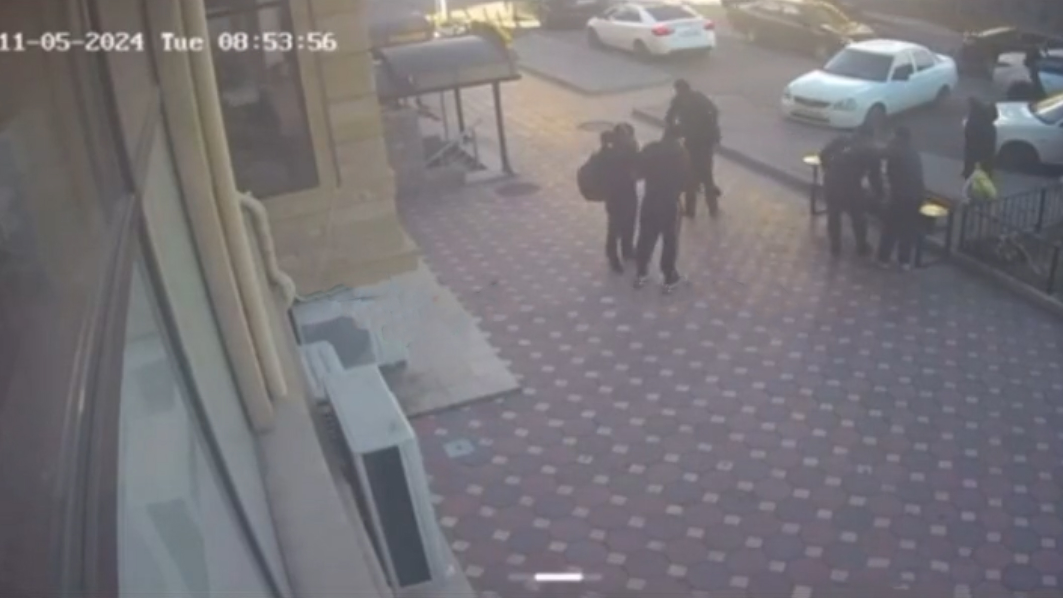 В Махачкале женщину придавило листом фанеры, сорванным ураганом