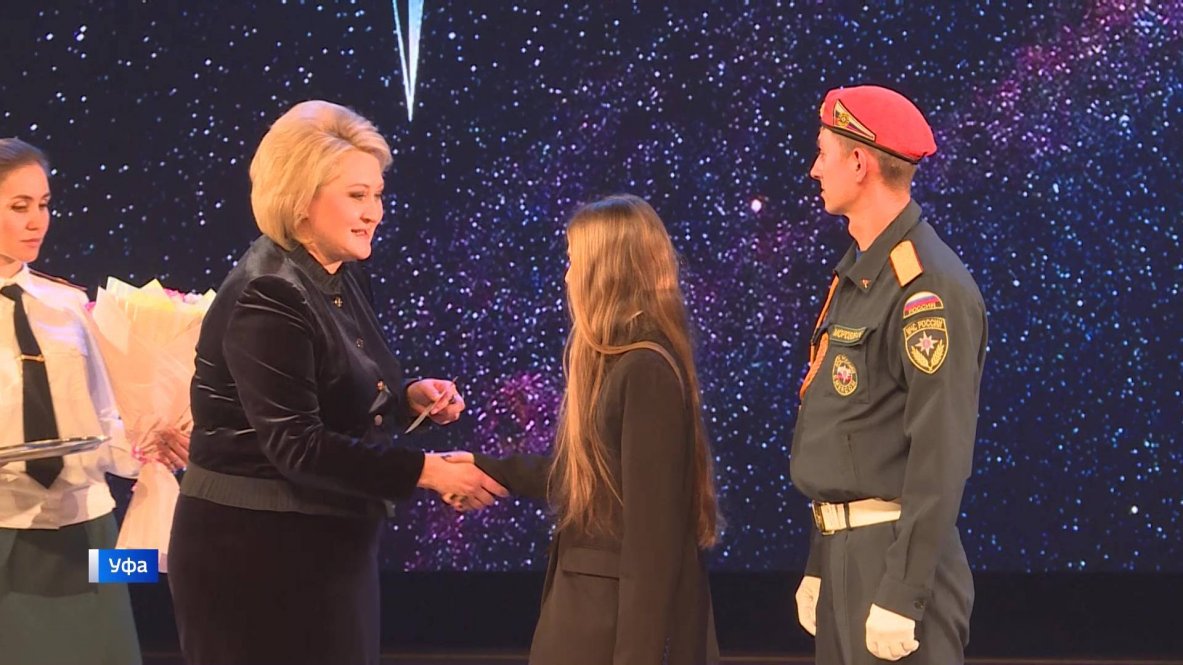 В Уфе наградили девочку, которая спасла жизнь своей малолетней сестре