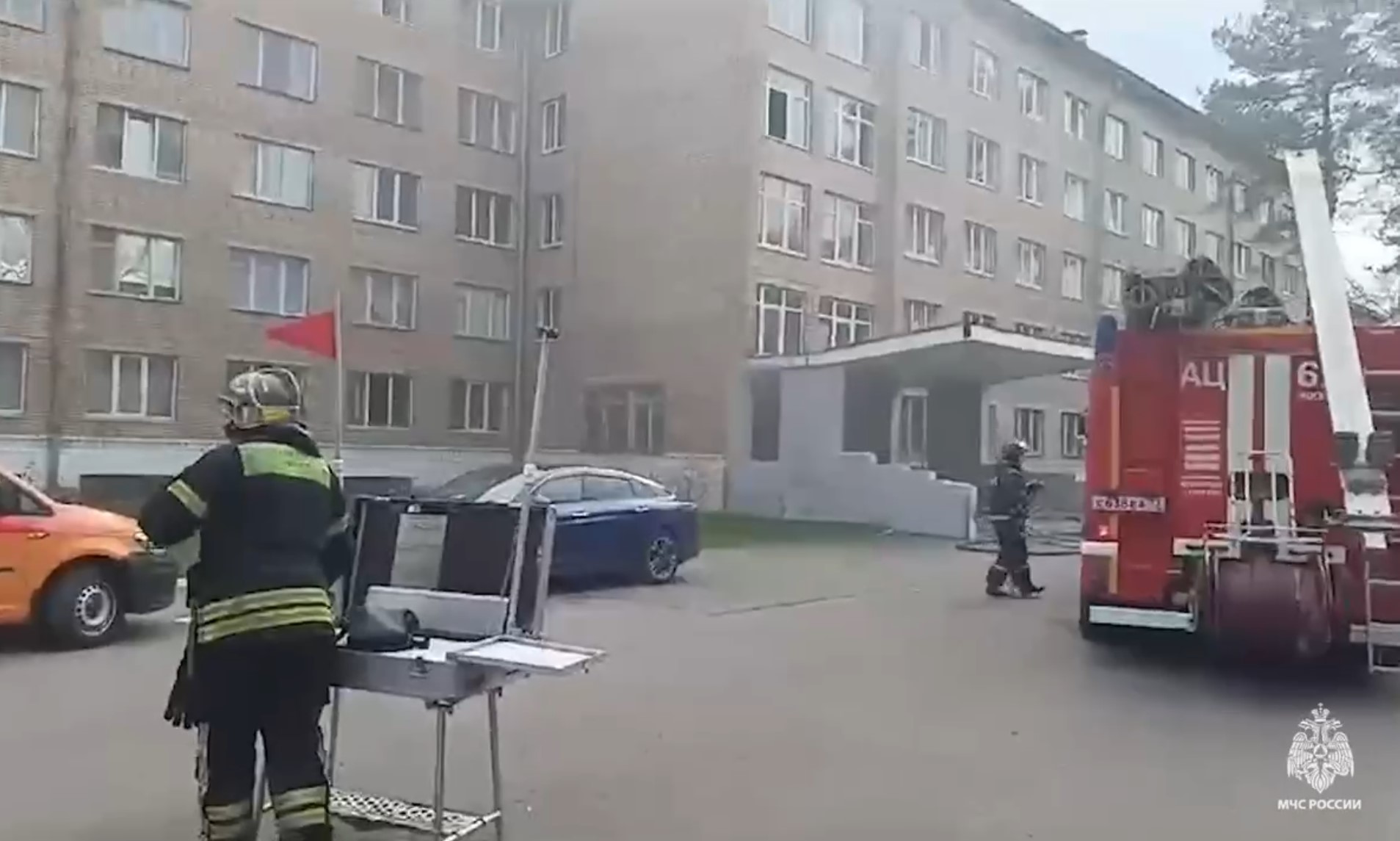 Из-за пожара в общежитии на юго-востоке Москвы перекрыли улицу