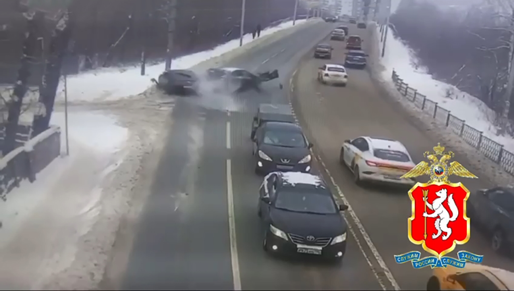 Водитель Bentley со 194 штрафами попал в ДТП в Екатеринбурге